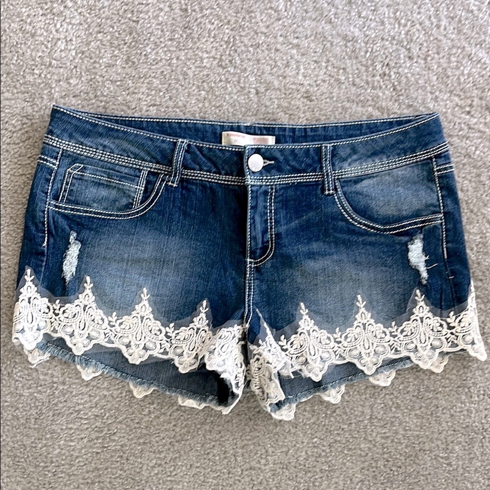 No Boundaries juniors Denim Shorts with Lace Trim.Size:17. Gently Used.